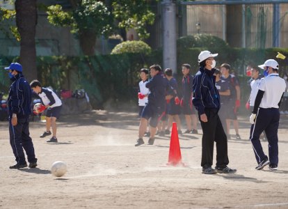 コーンにサッカーボールを蹴り当て、コーンをより遠くへ進める競技です！