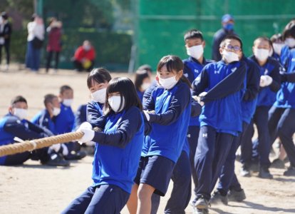 中学は男女混合４チームで競いました。