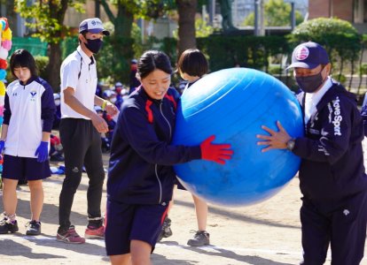 二人三脚ですが二人でバランスボールを持って行いました。沖隆邦理事長・校長先生。