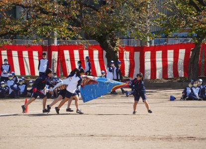 各団旗を4人で4隅を持ってリレーしました！