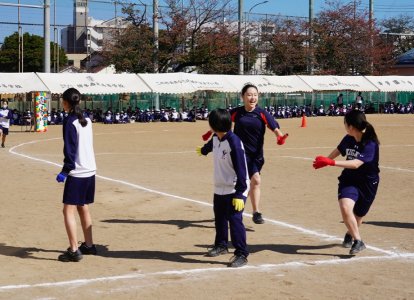 女子は半周ずつ走ります。