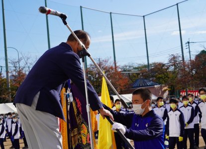 開会式・優勝旗返還　中学校は紅白に分かれて競います。