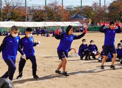 中学生全員参加の「縄跳びスウェーデンリレー」