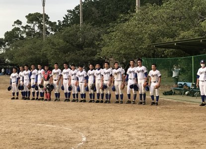 試合前。主将の山崎智也君を先頭に。