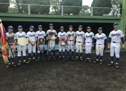 優勝を果たし満面の笑みの３年生（中学硬式野球部一期生）の１１名。おめでとうございます！