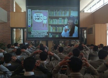 「ツボ」の本紹介中。生徒さんたちが押しているのは「集中力アップ」のツボ