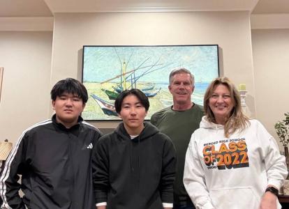 ReonandTakeruwiththeirhostfamily-940